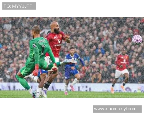 桑切斯代表曼联出场首秀:球迷热烈欢迎 桑切斯代表曼联出场首秀:球迷热烈欢迎